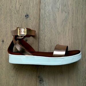 NEW MIA Women’s ELLEN FLATFORM Sandal in Rose Gold